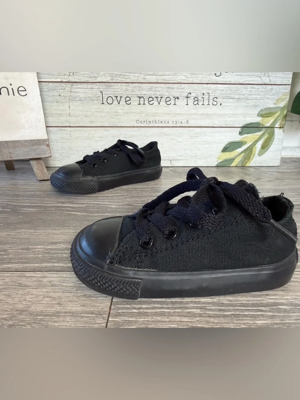 Converse‎ Kids Black Canvas Chucks Low Top Lace Up Sneakers in Black. 5C